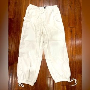 Forever21 W oversized cargo pants. White Forever 21 baggy pants Women’s Size L.